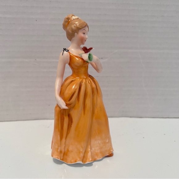Maruri Masterpiece Beautiful Woman Figurine in yellow gown 5-1/4” tall - Picture 6 of 8